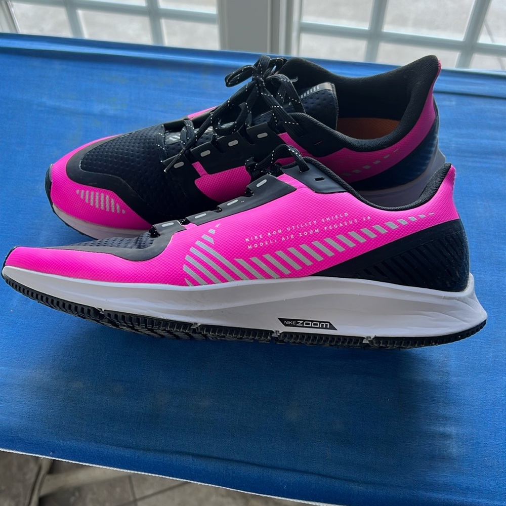 Nike women 9.5 athletic shoes